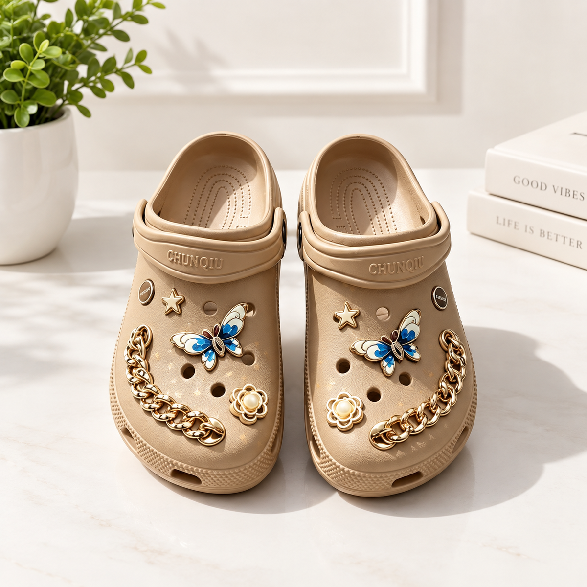 Babuche Feminino com 10 Charms Decorativos