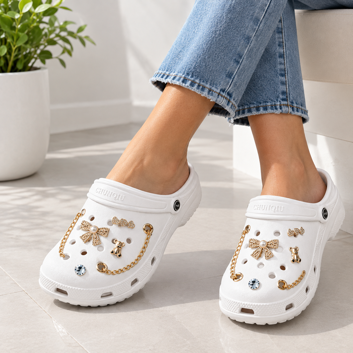 Babuche Feminino com 10 Charms Decorativos